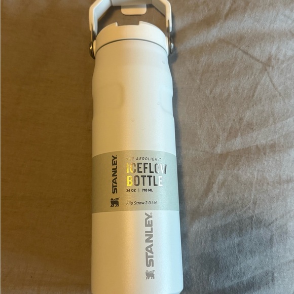 Stanley IceFlow Aerolight Bottle with straw - Frost White - Picture 1 of 3
